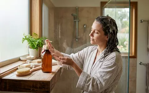 Fotorealistische Aufnahme von Shampoo im Badezimmer zum Thema Redken All Soft Shampoo, natuerliches Licht - Foto: THN