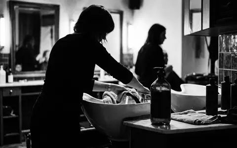 Schwarzweiss-Reportage mit Shampoo zum Thema Redken All Soft Shampoo, hoher Kontrast, sachlich dargestellt - Foto: THN