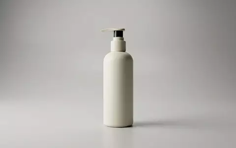 Fotorealistische Studioaufnahme von Shampoo zum Thema Redken Color Extend Magnetics, klare Lichtfuehrung - Foto: THN