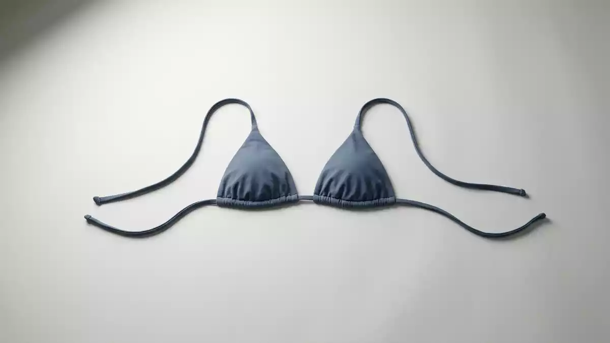 Fotorealistische Studioansicht von Triangel Bikinioberteil in neutraler Produktdarstellung
