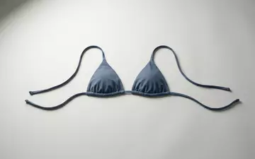 Fotorealistische Studioaufnahme von Triangel Bikinioberteil zum Thema Eres Damen Bikini-Top Duni, klare Lichtfuehrung - Foto: THN