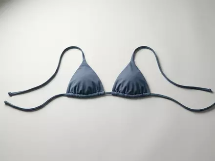 Fotorealistische Studioaufnahme von Triangel Bikinioberteil zum Thema Eres Damen Bikini-Top Duni, klare Lichtfuehrung - Foto: THN