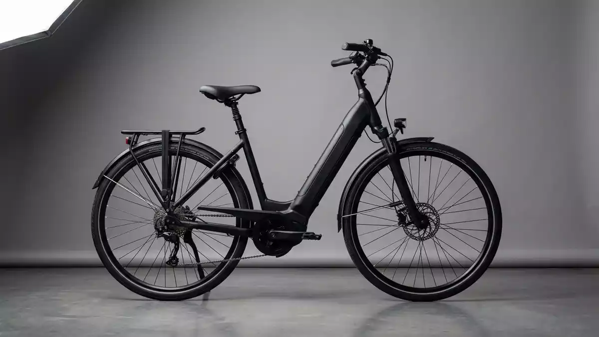 Fotorealistische Studioansicht von City Elektrofahrrad in neutraler Produktdarstellung