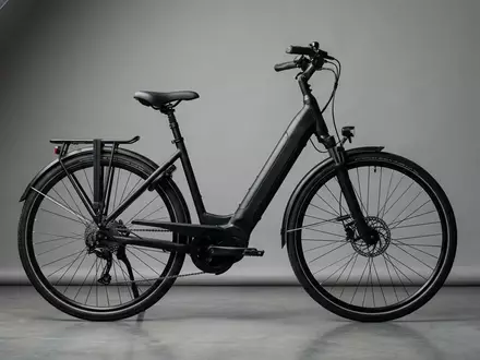 Fotorealistische Studioaufnahme von City Elektrofahrrad zum Thema Eskute Wayfarer E-Bike 250W, klare Lichtfuehrung - Foto: THN