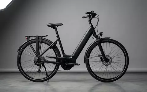 Fotorealistische Studioaufnahme von City Elektrofahrrad zum Thema Eskute Wayfarer E-Bike 250W, klare Lichtfuehrung - Foto: THN