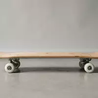Fotorealistische Studioaufnahme von Skateboard zum Thema Enjoi Whitey Panda Komplettboard, klare Lichtfuehrung - Foto: THN