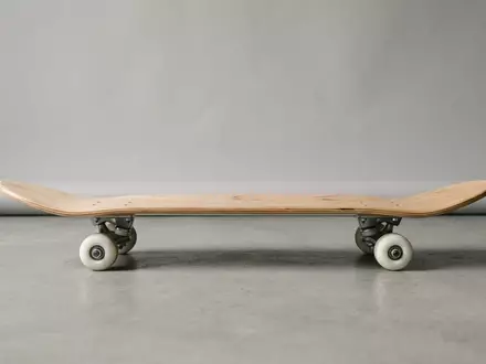 Fotorealistische Studioaufnahme von Skateboard zum Thema Enjoi Whitey Panda Komplettboard, klare Lichtfuehrung - Foto: THN
