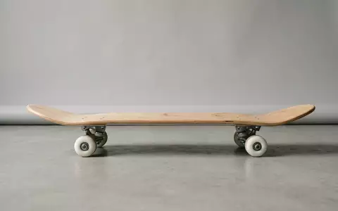 Fotorealistische Studioaufnahme von Skateboard zum Thema Enjoi Whitey Panda Komplettboard, klare Lichtfuehrung - Foto: THN
