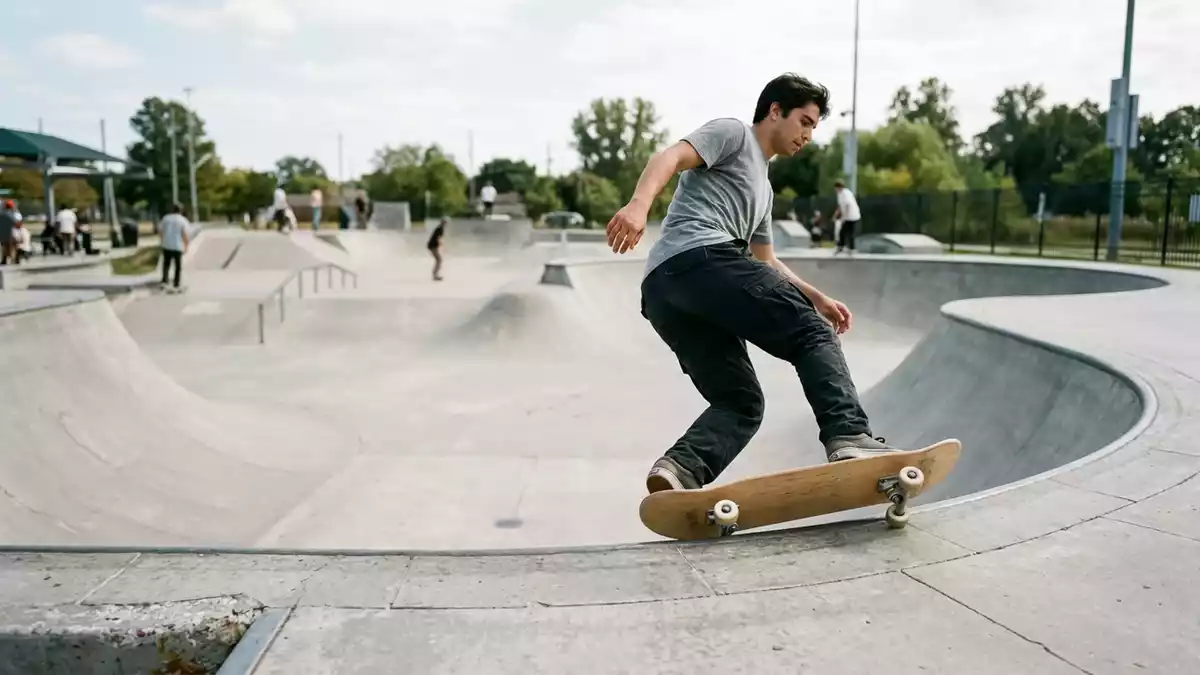 Fotorealistische Ansicht von Skateboard im Skatepark in realer Umgebung, neutral