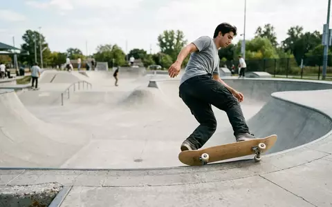 Fotorealistische Aufnahme von Skateboard im Skatepark zum Thema Enjoi Whitey Panda Komplettboard, natuerliches Licht - Foto: THN