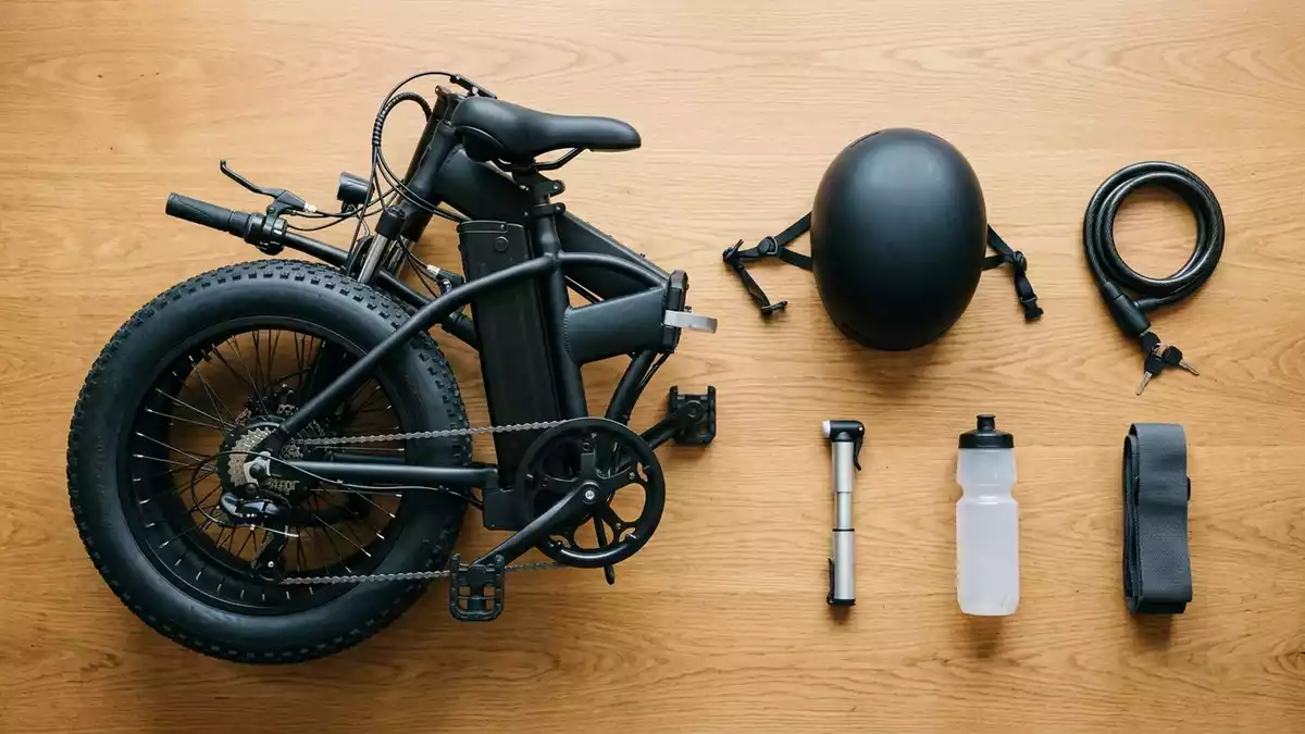 Flatlay-Arrangement rund um Klapp Elektrofahrrad mit passenden Requisiten von oben