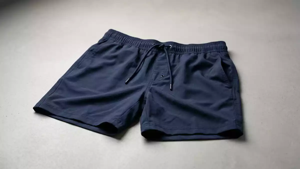 Fotorealistische Studioansicht von Herrenbadeshorts in neutraler Produktdarstellung