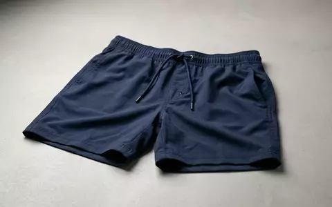 Fotorealistische Studioaufnahme von Herrenbadeshorts zum Thema Guess Herren Badeshorts Logo, klare Lichtfuehrung - Foto: THN
