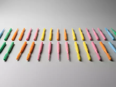 Fotorealistische Studioaufnahme von Interdentalreiniger zum Thema GUM Soft-Picks Advanced Zahnstocher, klare Lichtfuehrung - Foto: THN