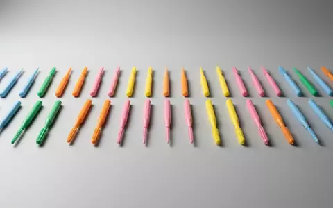 Fotorealistische Studioaufnahme von Interdentalreiniger zum Thema GUM Soft-Picks Advanced Zahnstocher, klare Lichtfuehrung - Foto: THN