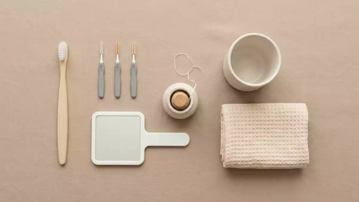 Flatlay-Arrangement rund um Interdentalreiniger mit passenden Requisiten von oben
