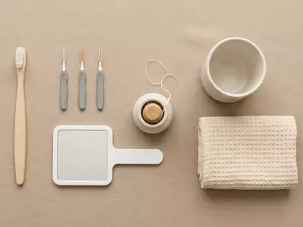 Flatlay-Arrangement rund um Interdentalreiniger zum Thema GUM Soft-Picks Advanced Zahnstocher, weiches Oberlicht - Foto: THN