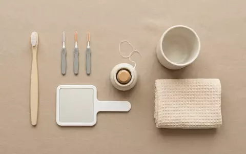 Flatlay-Arrangement rund um Interdentalreiniger zum Thema GUM Soft-Picks Advanced Zahnstocher, weiches Oberlicht - Foto: THN