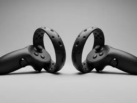 Fotorealistische Studioaufnahme von VR-Controller zum Thema Sony PlayStation VR2 Sense, klare Lichtfuehrung - Foto: THN