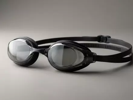 Fotorealistische Studioaufnahme von Schwimmbrille zum Thema Speedo Fastskin Pure Focus, klare Lichtfuehrung - Foto: THN