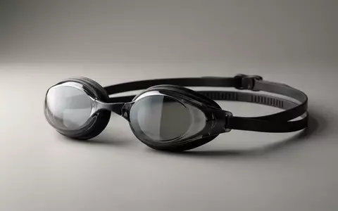Fotorealistische Studioaufnahme von Schwimmbrille zum Thema Speedo Fastskin Pure Focus, klare Lichtfuehrung - Foto: THN