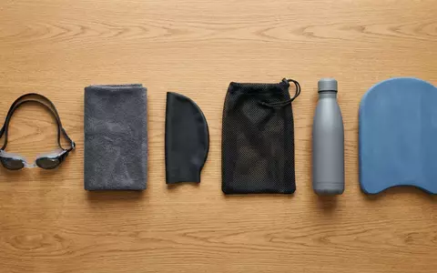 Flatlay-Arrangement rund um Schwimmbrille zum Thema Speedo Fastskin Pure Focus, weiches Oberlicht - Foto: THN