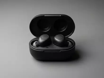 Fotorealistische Studioaufnahme von Kabellose Ohrhoerer zum Thema Sony WF-1000XM5 In-Ear, klare Lichtfuehrung - Foto: THN