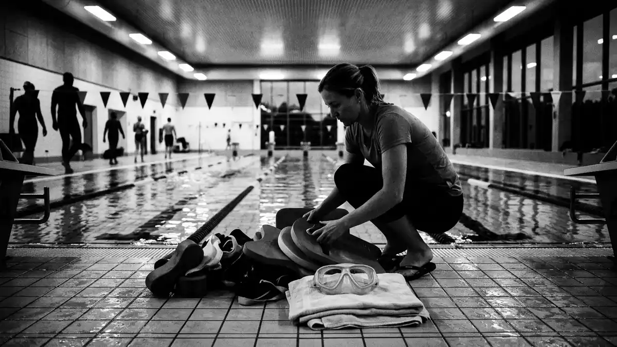 Schwarzweiss-Reportagebild mit Schwimmbrille in dokumentarischer Arbeitsumgebung
