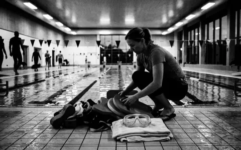 Schwarzweiss-Reportage mit Schwimmbrille zum Thema Speedo Biofuse 2.0 Schwimmbrille, hoher Kontrast, sachlich dargestellt - Foto: THN