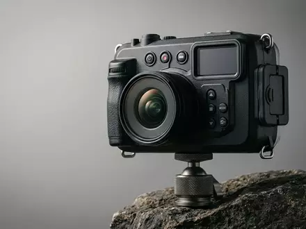 Fotorealistische Studioaufnahme von Actionkamera zum Thema DJI Osmo Action 5, klare Lichtfuehrung - Foto: THN