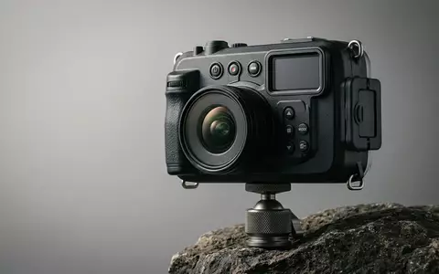 Fotorealistische Studioaufnahme von Actionkamera zum Thema DJI Osmo Action 5, klare Lichtfuehrung - Foto: THN