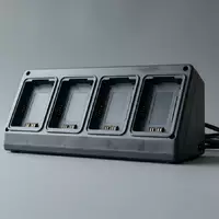 Fotorealistische Studioaufnahme von Akkuladegeraet zum Thema DJI Charging Hub für, klare Lichtfuehrung - Foto: THN