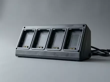 Fotorealistische Studioaufnahme von Akkuladegeraet zum Thema DJI Charging Hub für, klare Lichtfuehrung - Foto: THN