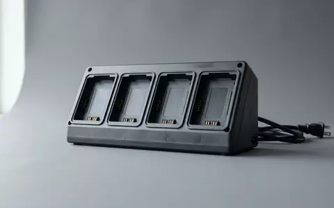 Fotorealistische Studioaufnahme von Akkuladegeraet zum Thema DJI Charging Hub für, klare Lichtfuehrung - Foto: THN