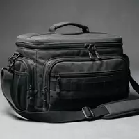 Fotorealistische Studioaufnahme von Transporttasche zum Thema DJI Carry Bag für, klare Lichtfuehrung - Foto: THN