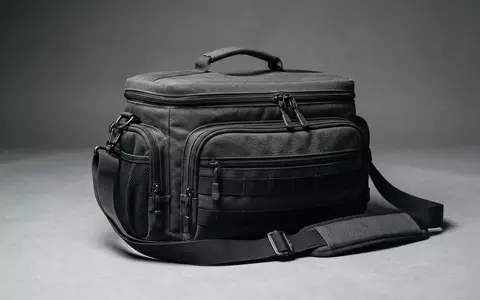 Fotorealistische Studioaufnahme von Transporttasche zum Thema DJI Carry Bag für, klare Lichtfuehrung - Foto: THN