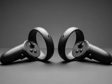 Fotorealistische Studioaufnahme von VR-Controller zum Thema Meta Quest 3 Touch, klare Lichtfuehrung - Foto: THN