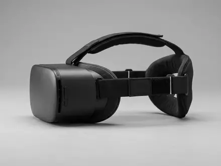 Fotorealistische Studioaufnahme von VR-Headset zum Thema Meta Quest 3S 256GB, klare Lichtfuehrung - Foto: THN