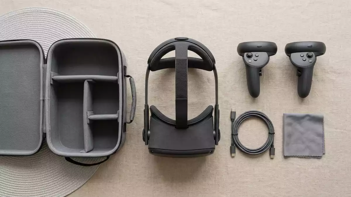 Flatlay-Arrangement rund um VR-Headset mit passenden Requisiten von oben, neutral