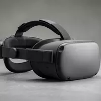 Fotorealistische Studioaufnahme von VR-Headset zum Thema Meta Quest 2 128GB, klare Lichtfuehrung - Foto: THN