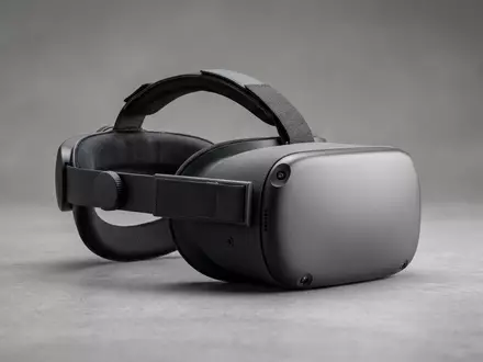 Fotorealistische Studioaufnahme von VR-Headset zum Thema Meta Quest 2 128GB, klare Lichtfuehrung - Foto: THN
