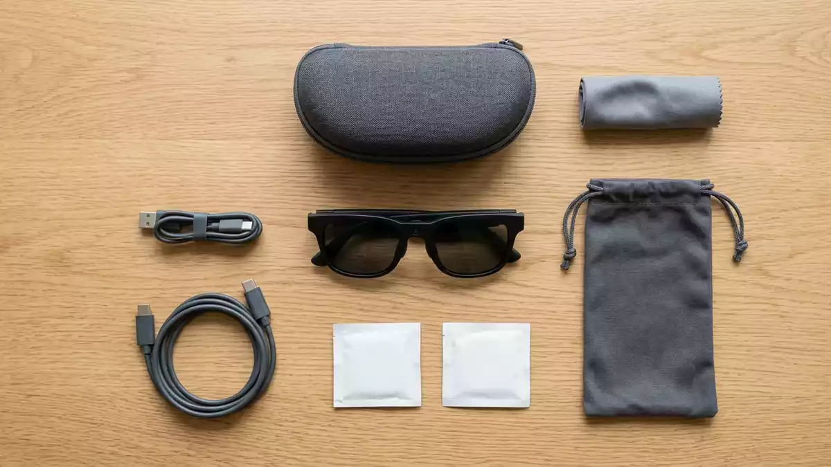 Flatlay-Arrangement rund um Kamerabrille mit passenden Requisiten von oben, neutral