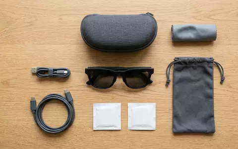 Flatlay-Arrangement rund um Kamerabrille zum Thema Meta Ray-Ban Smart Glasses, weiches Oberlicht - Foto: THN