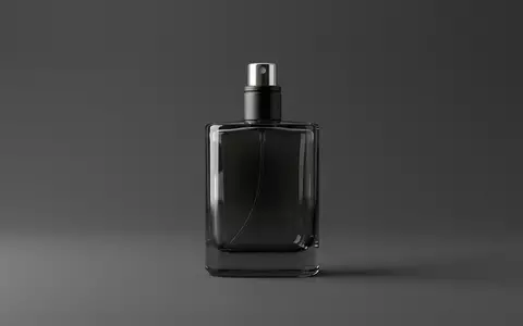 Fotorealistische Studioaufnahme von Eau de Parfum zum Thema Bleu de Chanel Eau, klare Lichtfuehrung - Foto: THN