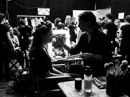 Schwarzweiss-Reportage mit Foundation zum Thema Chanel Les Beiges Healthy, hoher Kontrast, sachlich dargestellt - Foto: THN