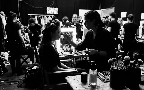 Schwarzweiss-Reportage mit Foundation zum Thema Chanel Les Beiges Healthy, hoher Kontrast, sachlich dargestellt - Foto: THN