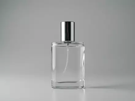 Fotorealistische Studioaufnahme von Eau de Toilette zum Thema Dior Sauvage Eau de, klare Lichtfuehrung - Foto: THN