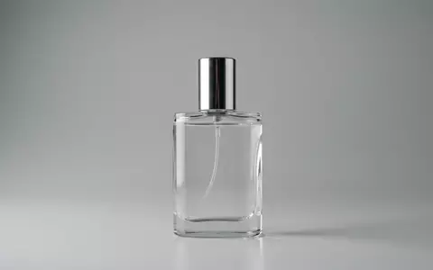 Fotorealistische Studioaufnahme von Eau de Toilette zum Thema Dior Sauvage Eau de, klare Lichtfuehrung - Foto: THN