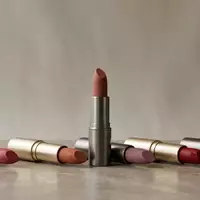 Fotorealistische Studioaufnahme von Lippenstift zum Thema Chanel Rouge Allure Velvet, klare Lichtfuehrung - Foto: THN