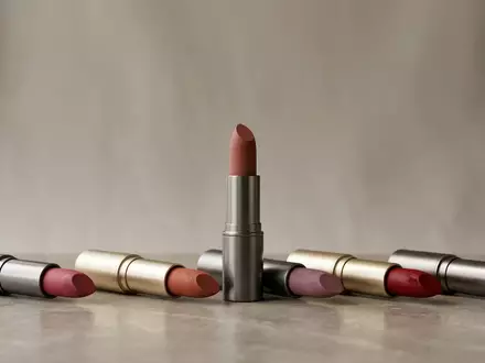 Fotorealistische Studioaufnahme von Lippenstift zum Thema Chanel Rouge Allure Velvet, klare Lichtfuehrung - Foto: THN